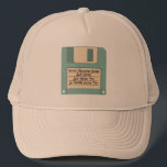Beställnings- hatt för meddelandedatordiskett keps<br><div class="desc">Minns disketter? En denna tryckvåg för baseballmössa eller lastbilsförare hatts från förflutnan med den är illustrationen av ett ljust - slösa datordiskettdisketten. Använd mallfälten lätt för att tillfoga ditt egna meddelande till disk'sens området för etikett. Koordinater för denna hatt med andra objekt i vår gammala Techsamling från utmärka med en...</div>
