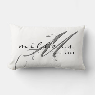 Beställnings- modern efternamn- & för Monogram Lumbarkudde