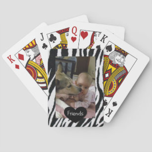 Beställnings- vänfoto som leker kort spel kort