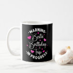 Bestie Birthday Resa i Progress Friends Heart Kaffemugg<br><div class="desc">Varning Bestie Birthday Resa In Progress Heart-designen är en perfekt för en bästa vän,  besties,  BFF,  syster och vänortsvänner. Lustigt citat för Bestie och Birthday,  för Vacation Resa,  Camping och Traveling.</div>