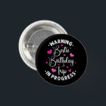 Bestie Birthday Resa i Progress Friends Heart Knapp<br><div class="desc">Varning Bestie Birthday Resa In Progress Heart-designen är en perfekt för en bästa vän,  besties,  BFF,  syster och vänortsvänner. Lustigt citat för Bestie och Birthday,  för Vacation Resa,  Camping och Traveling.</div>