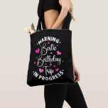 Bestie Birthday Resa i Progress Friends Heart Tygkasse<br><div class="desc">Varning Bestie Birthday Resa In Progress Heart-designen är en perfekt för en bästa vän,  besties,  BFF,  syster och vänortsvänner. Lustigt citat för Bestie och Birthday,  för Vacation Resa,  Camping och Traveling.</div>