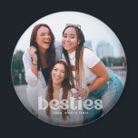 Bestie Trendig Typography Photo Keepsaké Magnet<br><div class="desc">Fira din vänskap med din bestie/dina bestie med den här söta fotomagneten som innehåller "besties" i trendig,  genomskinliga bokstäver längs grund med namn/s.</div>