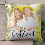 Besties 2 Photo Black Script Overlay Kudde<br><div class="desc">Bästa vänner fotokudde, personlig med namn. Fotomallen är inställd så att du kan lägga till din egen bilder - en av framsidan och en på baksidan. På framsidan finns en övertäckning av eleganten som helt enkelt lyder "besties" medan baksidan har namn i fet typografi. Den här designen är tillgänglig med...</div>