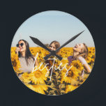 Besties Best Friend Photo Vänskap Rund Klocka<br><div class="desc">Anpassningsbarnas väggklocka med ditt favoritfoto av dig och dina bästa vänner! Gör en söt anpassningsbar till din bästa vän och tillför lite roligt till ditt sovrumsskal.</div>