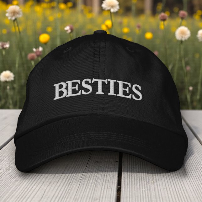 Besties Best Friends Modern Typography-Anpassnings Broderad Keps (Skapare uppladdad)