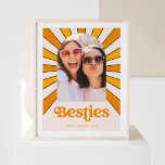Besties | Boho Retro Sol och Photo Best Friends Poster<br><div class="desc">I det här trendiget och i det här handboken poster orange-reflextext som säger "besties" och en bild i vintage stil av strålarna i sol bakom fotot,  i skuggor av orange och gult på en mjuk  bakgrund.</div>