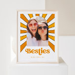 Besties | Boho Retro Sol och Photo Best Friends Poster<br><div class="desc">Det här trendiget och den här symbolen poster orangens reflextext som säger "besties" och en bild från vintage stil av strålarna från sol bakom fotot,  i nyanser av orange och gult på vit bakgrund.</div>