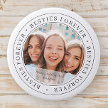 Besties Forever BFF Simple Modern Anpassningsbar P Knapp<br><div class="desc">Den här enkla och klassiska designen består av serif-typografi och lägger till ett anpassningsbar-foto. "Besties Forever" cirklar bilden av dina vänner</div>