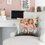 Besties | Foto för bästa vänner - övertäckning Kudde<br><div class="desc">Fira din vänskap med din bestis med den här söta fotokudden som innehåller "besties" längs grund i ljusmint grönt handskriven stil-penselskrift. Pillow återgår till en subtil  rosa och vit prickad diamant mönster.</div>