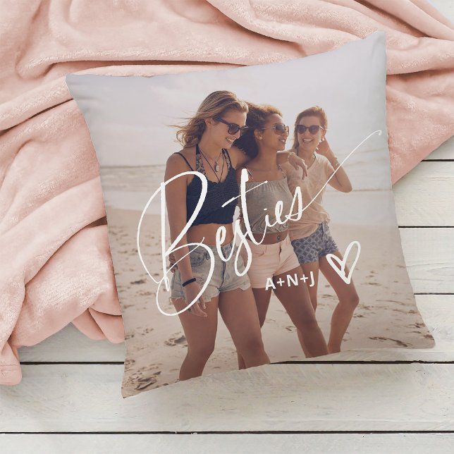 Besties i Trendigets skript | Två foton med hjärta Kudde (A stylish and trendy pillow for your besties, with two photos)