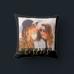 Besties Modern Best Friends Personlig Kudde<br><div class="desc">Anpassningsbar Best Friends Photo Pillow med namn och trendigets moderna kalligrafskript "besties". Ladda bara upp fotot och skriv namn för att skapa en roligt till dina flickvänner. Ändra färg och typsnitt med hjälp av mallredigeraren.</div>