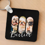 Besties Pet Simple Modern Play Three Photo Nyckelring<br><div class="desc">Denna enkla och moderna design består av modern,  enkel,  lekfull skripttypografi. Lägg till husdjursfoton från anpassningsbarna av din husdjurskatt,  hund eller fåglar.</div>