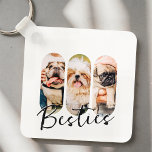 Besties Pet Simple Modern Play Three Photo Nyckelring<br><div class="desc">Denna enkla och moderna design består av modern,  enkel,  lekfull skripttypografi. Lägg till husdjursfoton från anpassningsbarna av din husdjurskatt,  hund eller fåglar.</div>