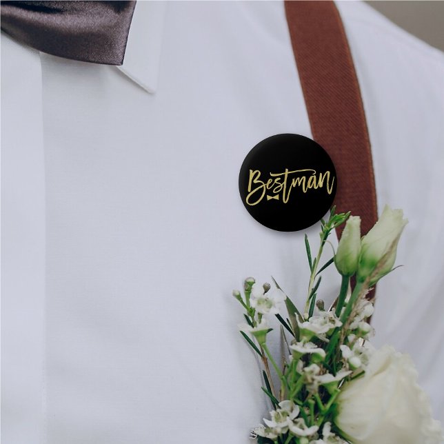 Bestman Bow Tie Guld Script Bachelor Party Bröllop Knapp ('Bestman' Bow Tie Gold Brush Script Calligraphy Wedding Rehearsal Pin Button @ fatfatin_blue_knot)