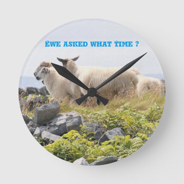 Besynnerliga designer - får i ett fält rund klocka (Framsida)