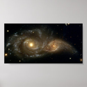 Betande möte för NASA mellan två spiral galaxer Poster