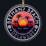 Bethany-stranden Delaware Sunset Beach Handflatan  Julgransprydnad Keramik<br><div class="desc">Dessa anpassade Bethany Delaware Retro 60-tal Handflatan träd Souvenirs. Bethany Delaware, "retro strand souvenirs". Resedesign för sommar-älskare. Den här vintagen är en underbar helgdag-, födelsedag- och sommarsemesterpresentidé. - Du kan anpassa mallen genom att lägga till en namn i din stad eller på din ort, året och lägga till text för...</div>