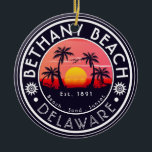 Bethany-stranden Delaware Sunset Beach Handflatan  Julgransprydnad Keramik<br><div class="desc">Dessa anpassade Bethany Delaware Retro 60-tal Handflatan träd Souvenirs. Bethany Delaware, "retro strand souvenirs". Resedesign för sommar-älskare. Den här vintagen är en underbar helgdag-, födelsedag- och sommarsemesterpresentidé. - Du kan anpassa mallen genom att lägga till en namn i din stad eller på din ort, året och lägga till text för...</div>