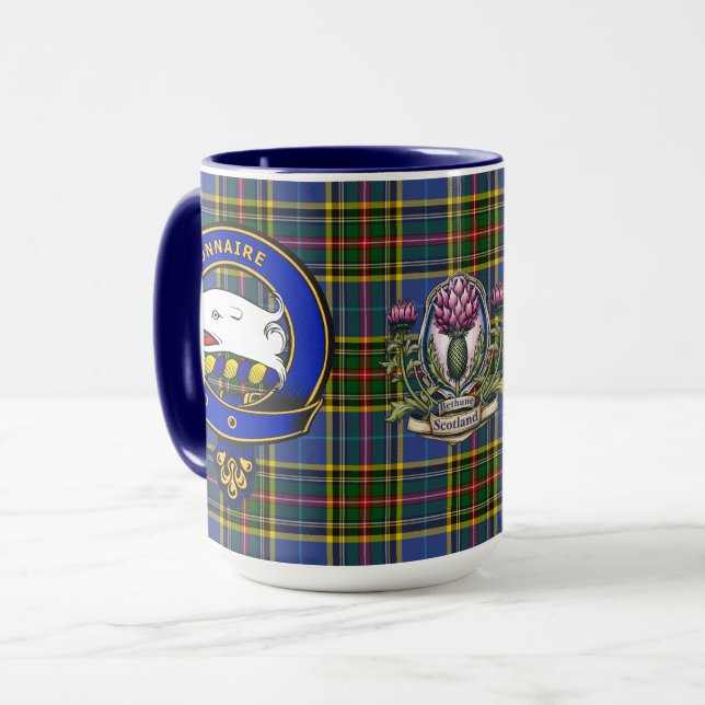 Bethune Klan Badge & Tartan Mugg (Framsida vänster)