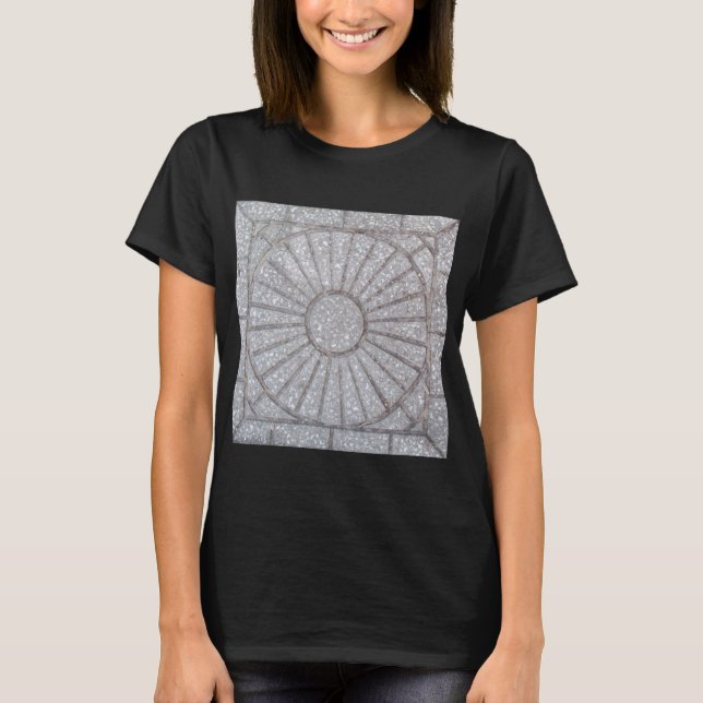 Betong med en sol-karl t shirt (Framsida)