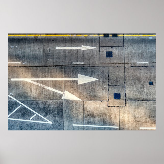 Betongväg med målade pilriktningar poster (Framsidan)