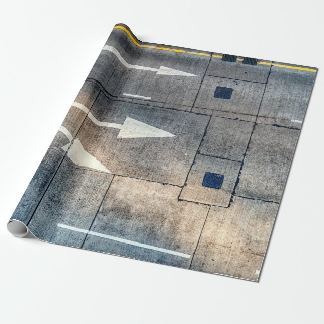 Betongväg med målade pilriktningar presentpapper (Utrullad)