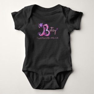 Betsy-flickor namn & mening B monogram baby romper T Shirt