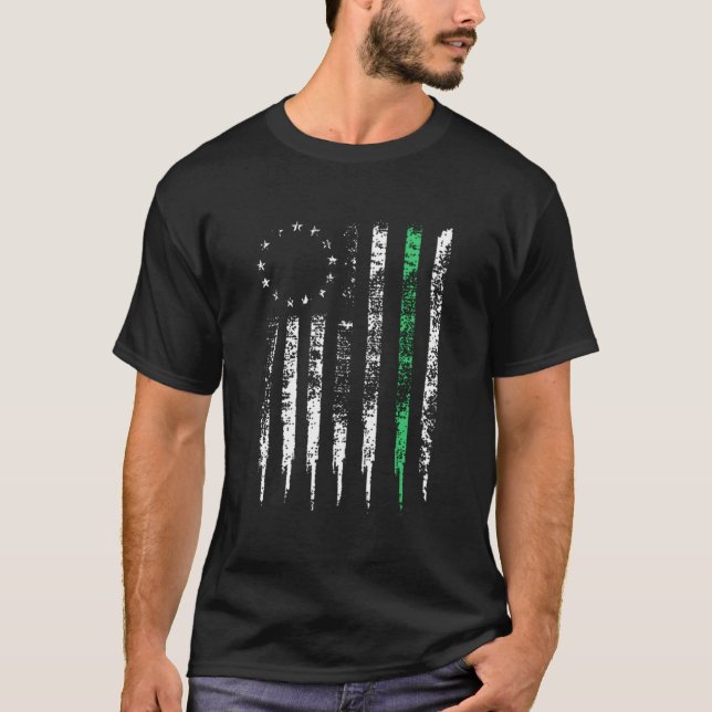 Betsy Ross Thin Grönt Line Distress US Flagga Gift T Shirt (Framsida)
