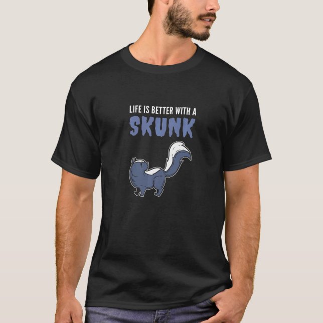 Better with Skunk Zoophilist   T Shirt (Framsida)