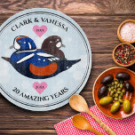Bevackra Harlequin Anka Lovebird<br><div class="desc">Minne fira alla bröllop-årsdagar med den här snyggt glasskivan, som har ett vackert stiliserat par av Harlequin anka! Elegant med hexagonala konfetti i ljusblå bakgrund tillför detta speciella tillfälle och denna milstolpe en aning natur och elegans. Anpassa med kalvfåglars namn och år av giftermål. Design © W.H. Sim. Se mer...</div>