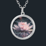 Bevackra Lotus Sjö Silverpläterat Halsband<br><div class="desc">Snygg lotus på sjö.</div>