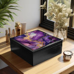 Bevakningsbox, Lila Guld Alcohol Bläck Minnesask<br><div class="desc">En vacker smyckeskrin för bläck-vätskedesign för lila och guld-alkohol. Produkten är anpassade,  sätt namn eller fras som du vill på den. Gör också en underbar keepy- eller vaktbox-gåva.</div>