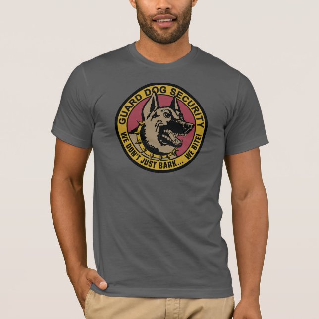 Beväpnad och farlig skjorta för vakthundsäkerhet tee shirt (Framsida)