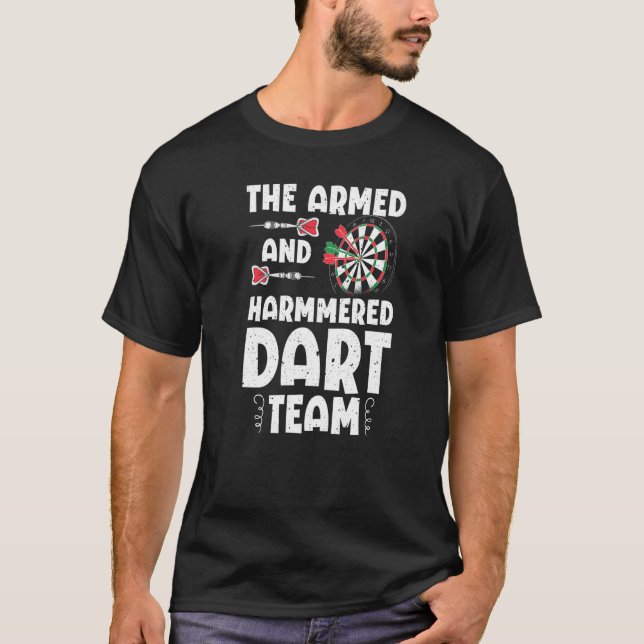 Beväpnade och Hammered Dart-teamets offertspel för T Shirt (Framsida)