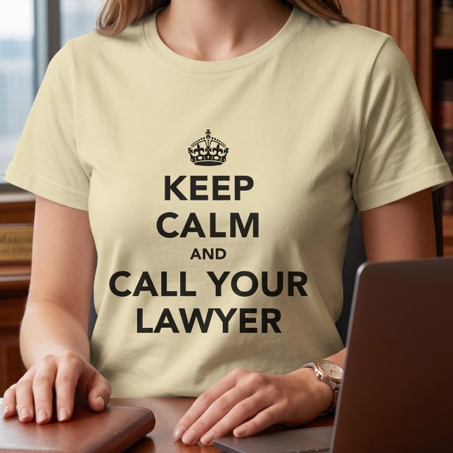 Bevara lugnet och ring din advokat tee shirt (Skapare uppladdad)