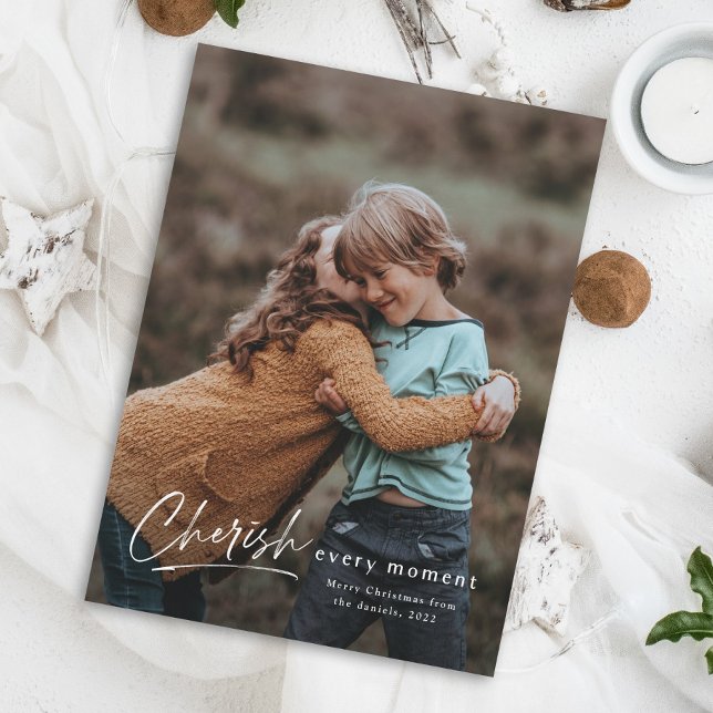 Bevara varje minnesbild semester jul (Modern script cherish every moment christmas photo magnetic holiday card.)