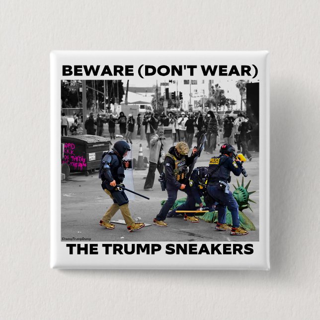 "BEWARE (DON'T WEAR) THE TRUMP SNEAKERS" BUTTON KNAPP (Framsida)