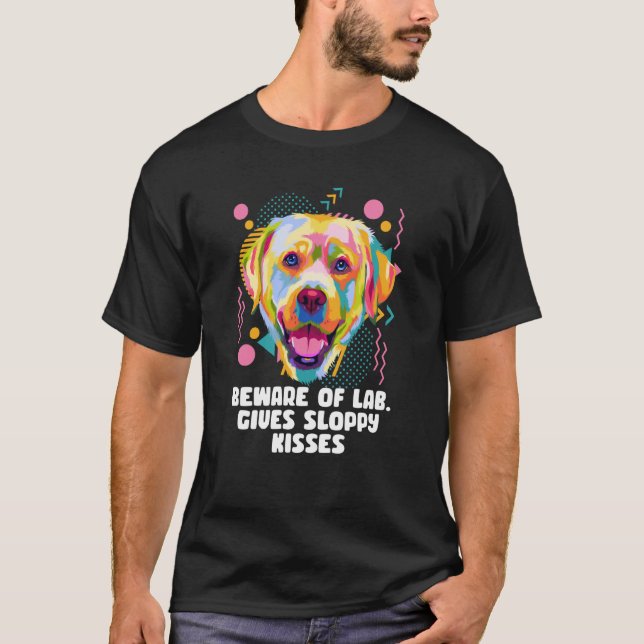 Beware of Lab Gives Sloppy Kisses Labrador Retriev T Shirt (Framsida)
