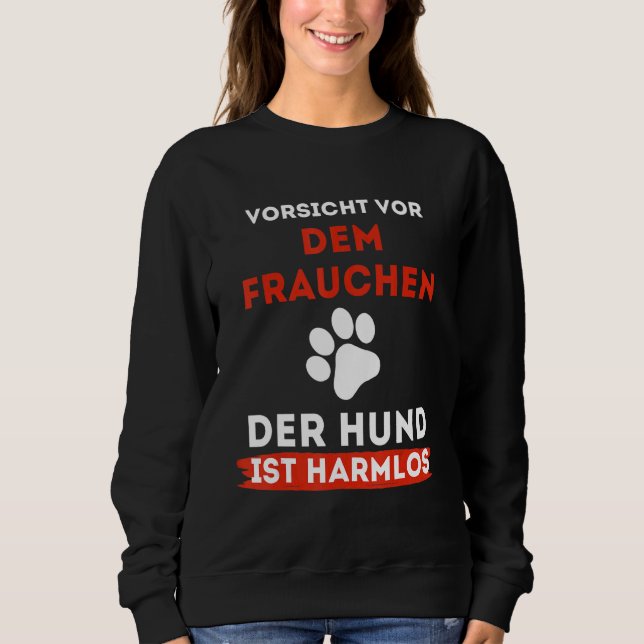 Beware of the female dog is harmless t shirt (Framsida)