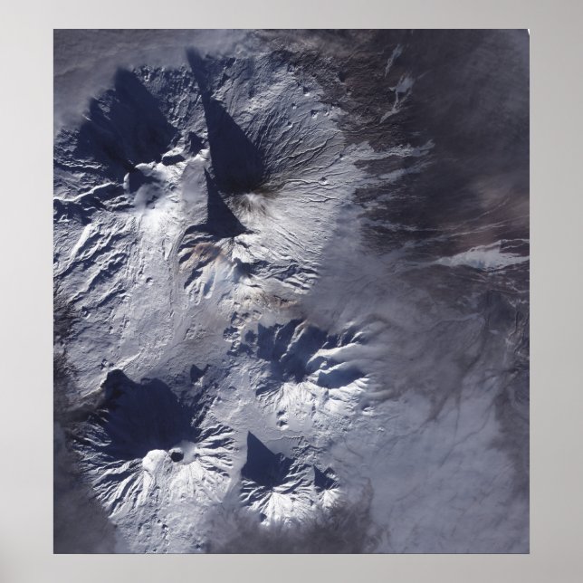 Bezymianny Volcano uppvisar en blygsam plume Poster (Framsidan)