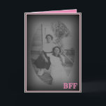 BFF BESTIE BEST FRIEND VINTAGE CHRISTIAN BIRTHDAY KORT<br><div class="desc">Låt en bästa vän känna dig som kärlek med den här vintagen inspirerad till hälsningskort... Skapat från ett originalfoto från circa 1920, så skrivs Proverbs 17:17a ut i ("En vän kärlek vid alla tidpunkter..")..Du kan ändra bakgrunden färg, teckensnitt och text till kostym. Du kanske vill lägga till ditt namn och...</div>