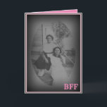 BFF BESTIE BEST FRIEND VINTAGE CHRISTIAN BIRTHDAY KORT<br><div class="desc">Låt en bästa vän känna dig som kärlek med den här vintagen inspirerad till hälsningskort... Skapat från ett originalfoto från circa 1920, så skrivs Proverbs 17:17a ut i ("En vän kärlek vid alla tidpunkter..")..Du kan ändra bakgrunden färg, teckensnitt och text till kostym. Du kanske vill lägga till ditt namn och...</div>