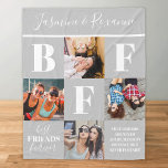 BFF Besties Photo Collage Grått Fleecefilt<br><div class="desc">Upptäck vår unika moderna vänskap som på ett vackert sätt visar det ogenomträngliga bandet mellan besties. Det här plustillbehör har fyra bilder av dig och din bestie, inslaget i en lätt grått-nyans som kan skräddarsys efter färg. Det har skilts med förkortningen "BFF", frasen "bästa vänner för alltid", ett inspirerande sann...</div>