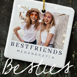 BFF-foto för bästa vänner i modern Chic Julgransprydnad Keramik<br><div class="desc">Design består av roligt och lekfull typografi med sans serif- och serif-teckensnitt. Lägg till ett anpassningsbar-foto.</div>