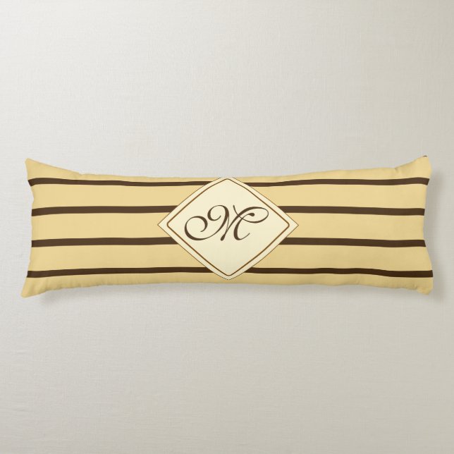 BG Rand Mönster wride beige + ditt monogram Kroppskudde (Framsidan)