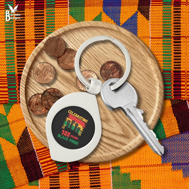 BHM 100 år firar Black History Month Swirl Silverfärgad Nyckelring (Black History Month centennial acrylic keyring celebrating 100 years Black pride. Great favor gift)