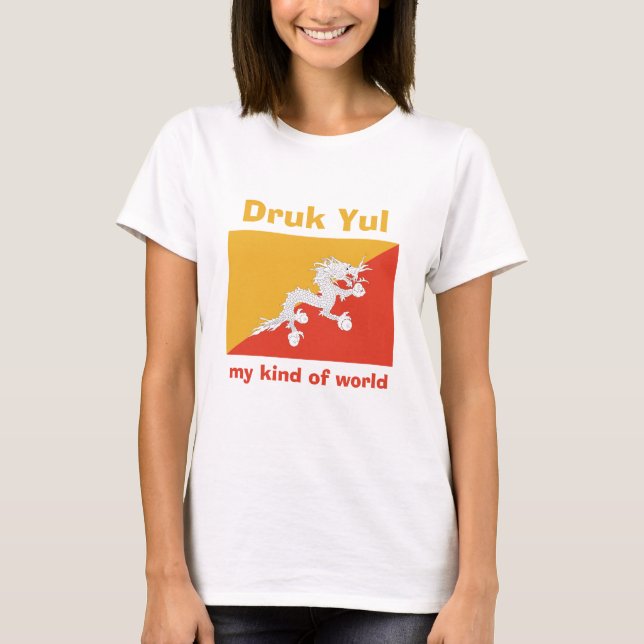 Bhutan Flagga + Karta + Text T-Shirt (Framsida)