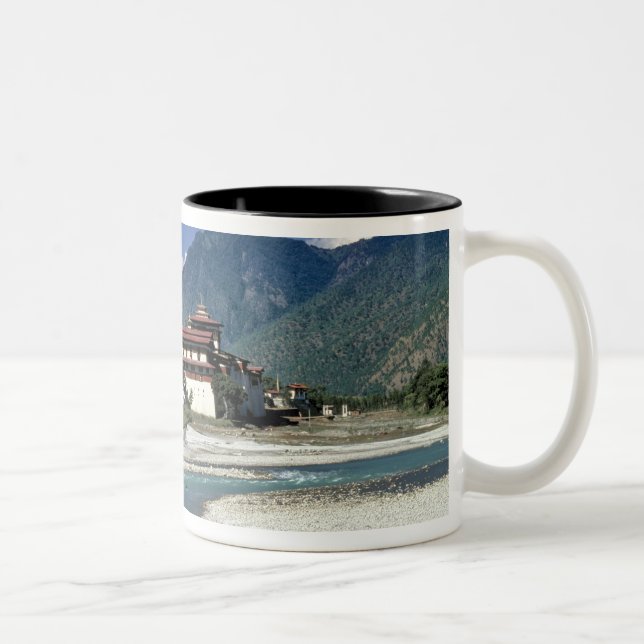 Bhutan, Punaka. Mo Chhufloden flyter förbi Två-Tonad Mugg (Höger)