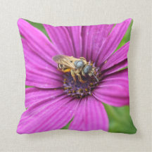 Bi på en blommadekorativ kudde